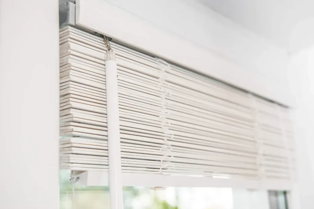 aranżacje z wykorzystaniem żaluzji drewnianych