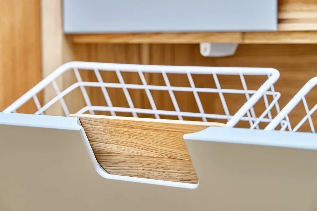 Szafka łazienkowa z koszem na pranie