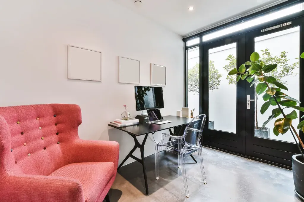 Domowe biuro w salonie